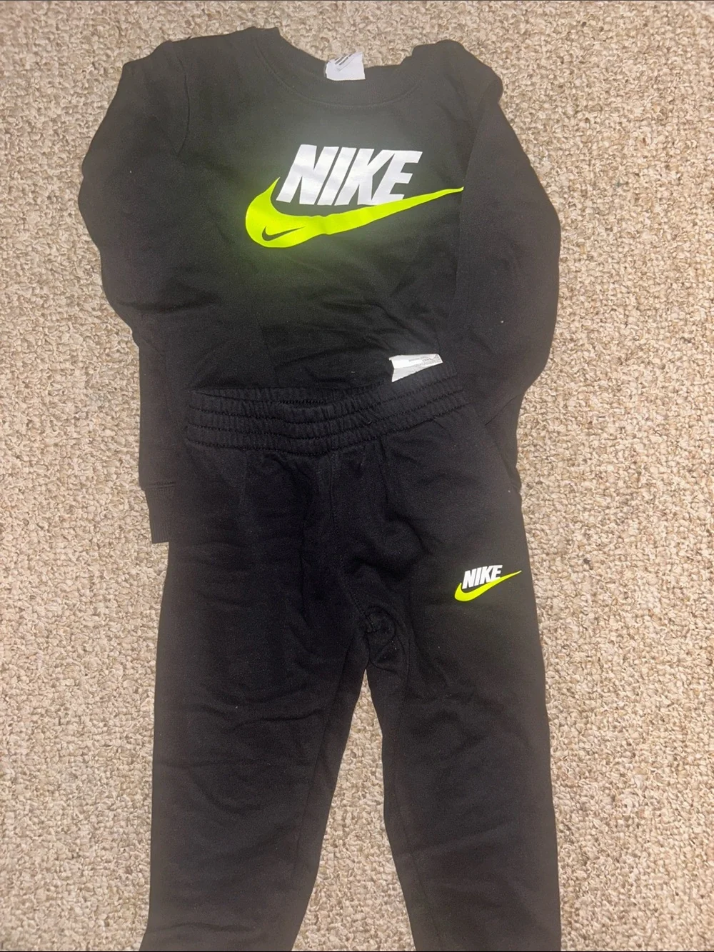 Nike Set - Picture 2 of 6